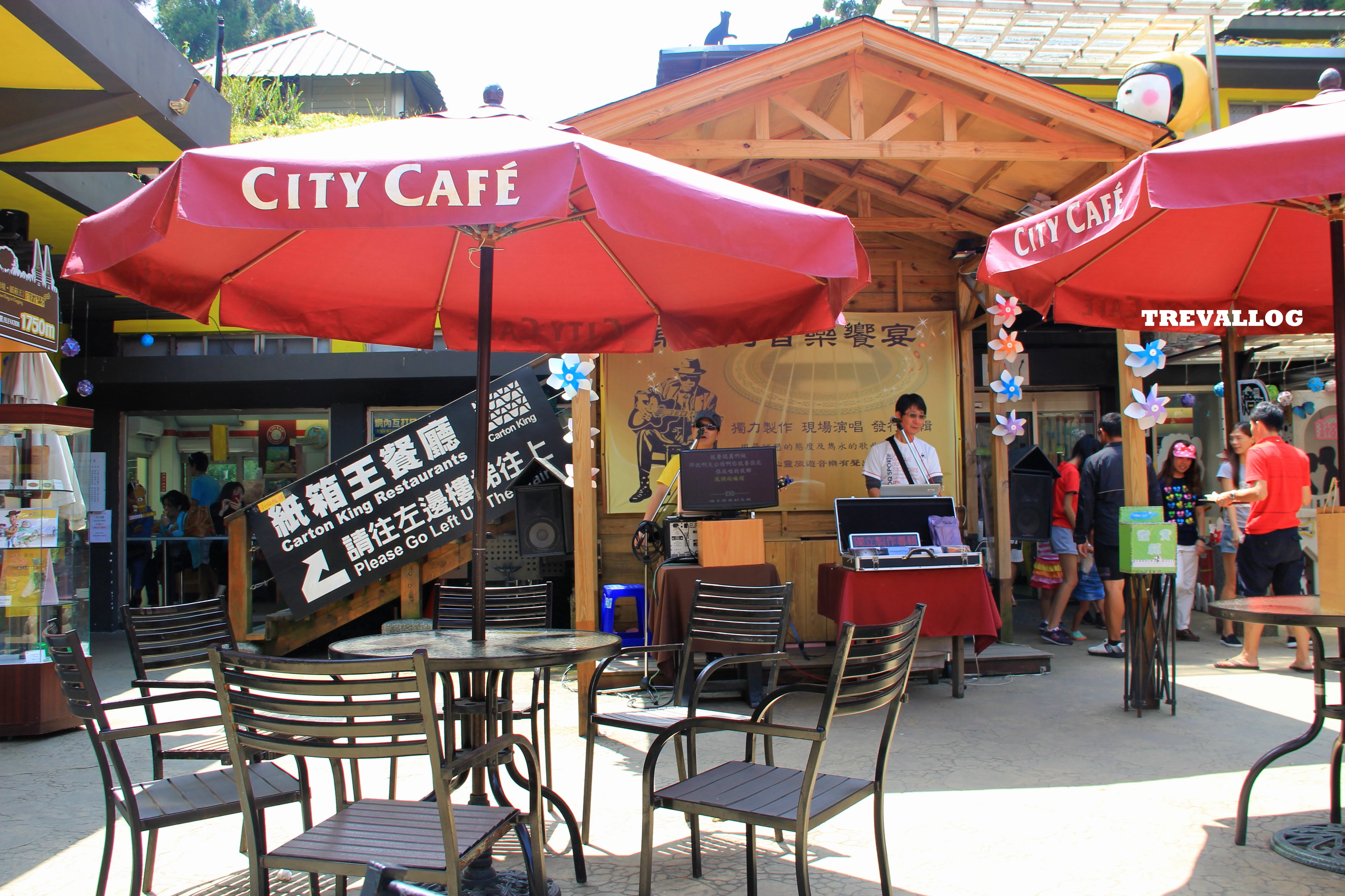 City Cafe in front of Little Swiss Garden where we had our bento lunch, accompanied by live performance