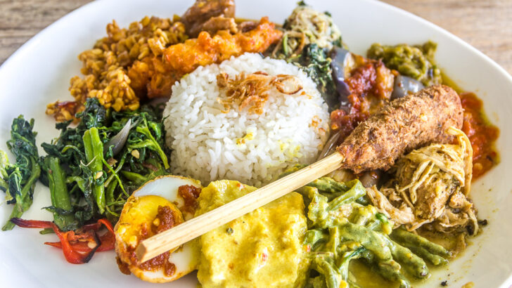 Eat and Drink in Seminyak, Bali: Best Nasi Campur in Nook; Organic Food in Earth Cafe & Market