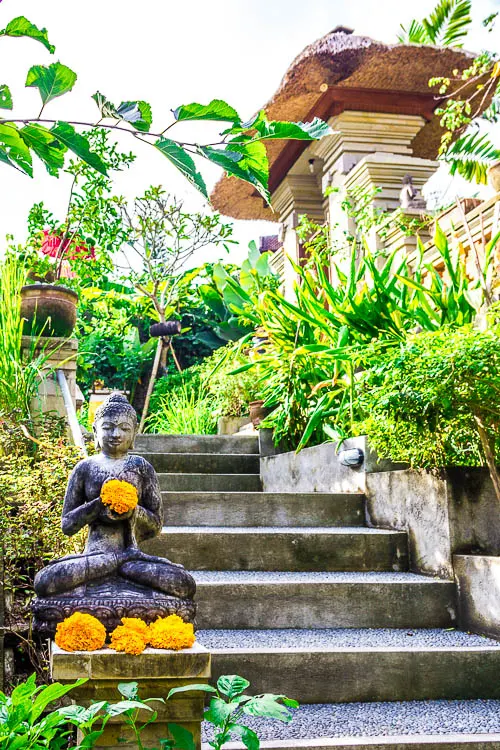Cafe Wayan - Stairs with Buddha statue