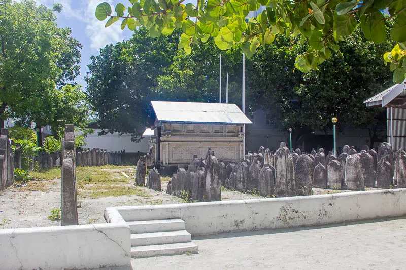 Hukuru Miskiy, Male Friday Mosque - Tombs