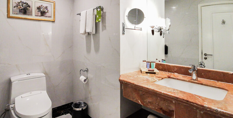 Adimulia Hotel Medan Review - Bathroom