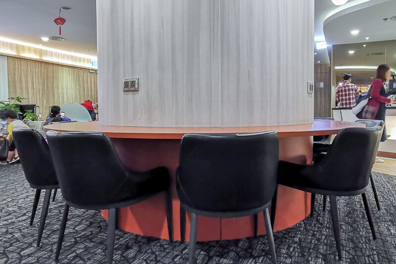 SATS Premier Lounge at Terminal 1 Changi Airport Singapore - Dining tables built around pillar