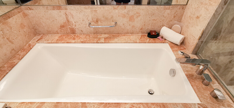 Conrad Centennial Singapore Review - Bath tub