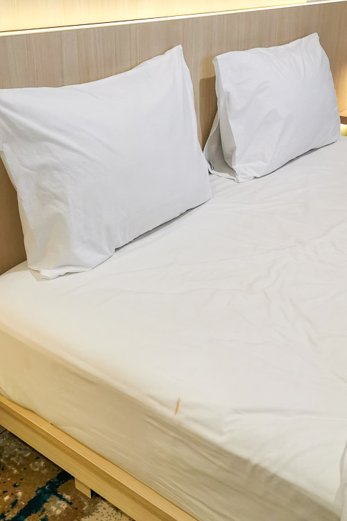 Cordia Hotel Yogyakarta Review - Deluxe Double Room (10) Bedsheet stain