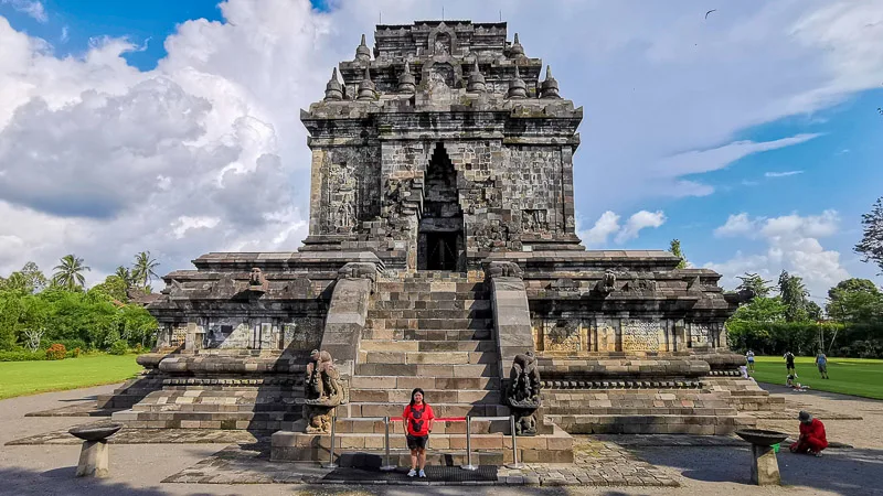 Guide to Visiting Candi Mendut - Mendut Buddhist Monastery