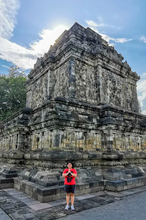 Guide to Visiting Candi Mendut - Mendut Buddhist Monastery