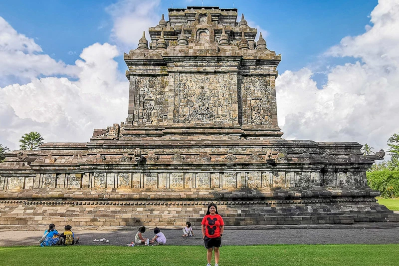 Guide to Visiting Candi Mendut - Mendut Buddhist Monastery