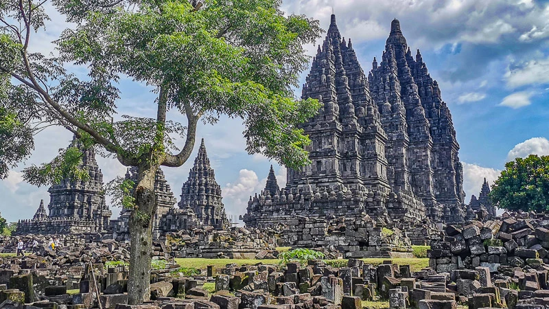 Guide to Visiting Candi Prambanan - Prambanan Temple Main Courtyard