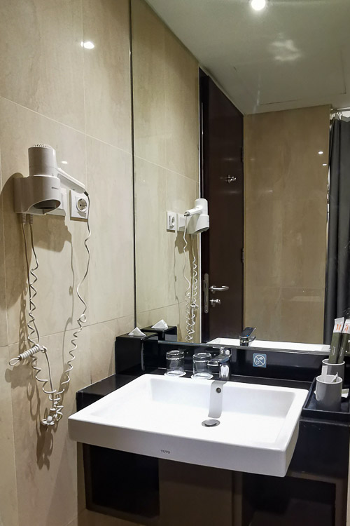 Harper Malioboro Yogyakarta Review - Bathroom