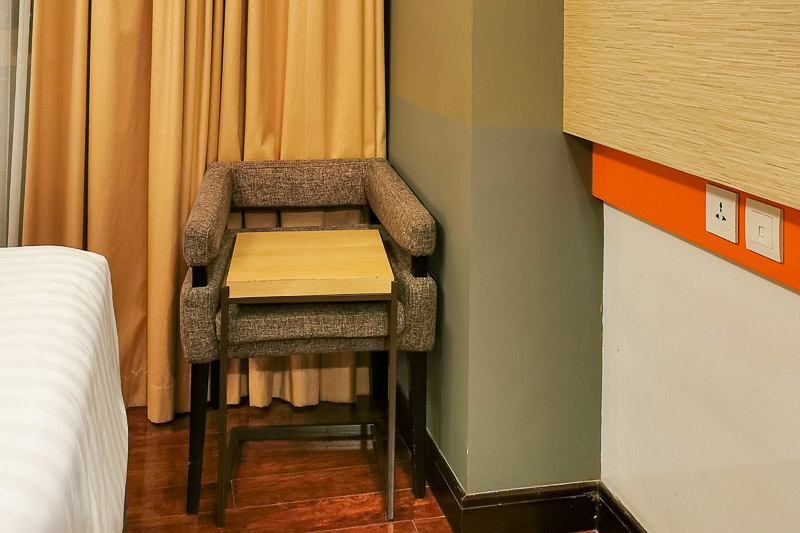 Harper Malioboro Yogyakarta Review - Superior Room (4) Table and Chair