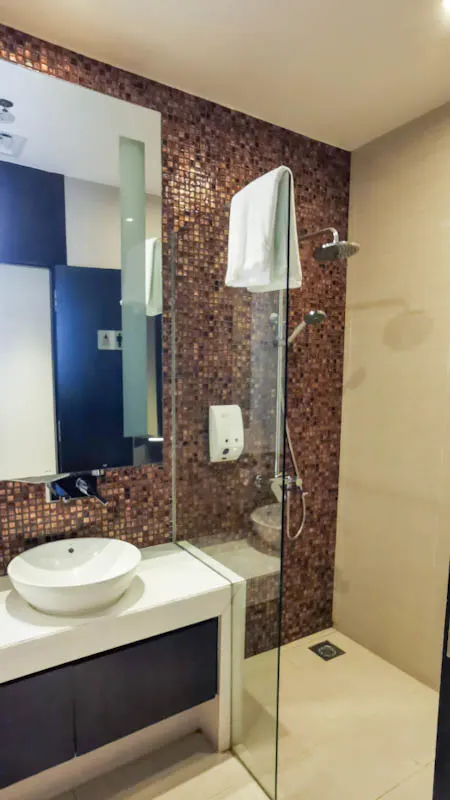 Marhaba Lounge Terminal 1 Review - Singapore Changi Airport - Bathroom