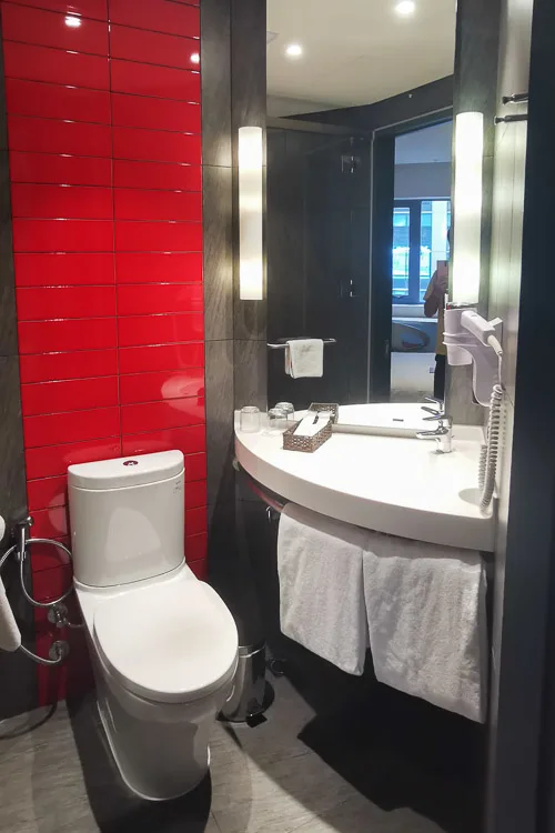 ibis Saigon Airport Review - Bathroom