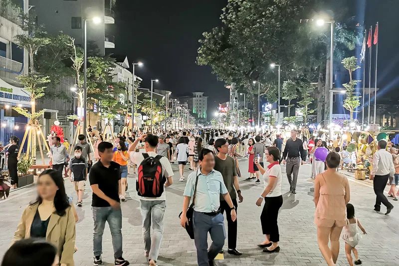 Things to do in Hue - Hai Ba Trung Walking Street