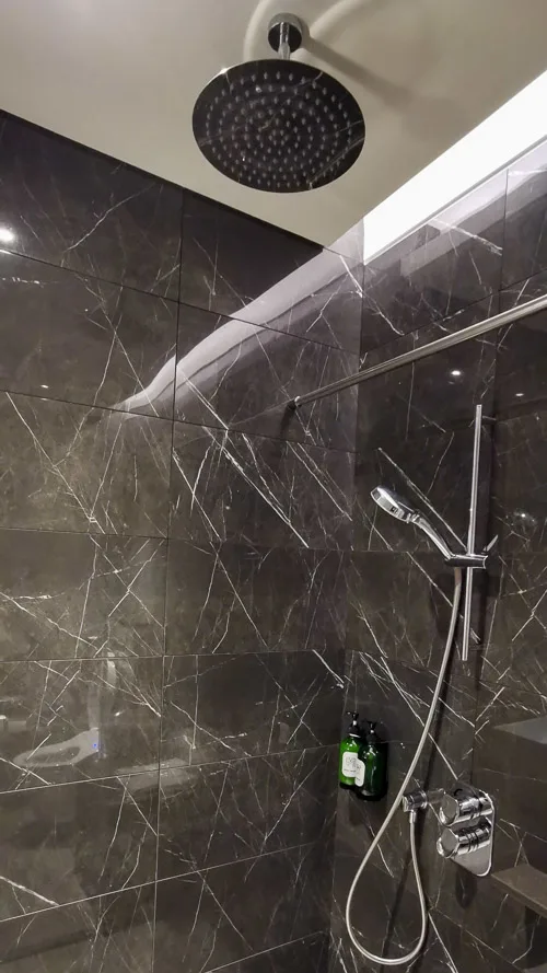 Singapore Arlines SilverKris Lounge Business Class Terminal 3 Changi Airport - Shower