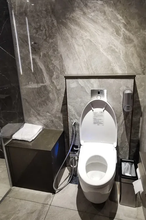 Singapore Arlines SilverKris Lounge Business Class Terminal 3 Changi Airport - Shower