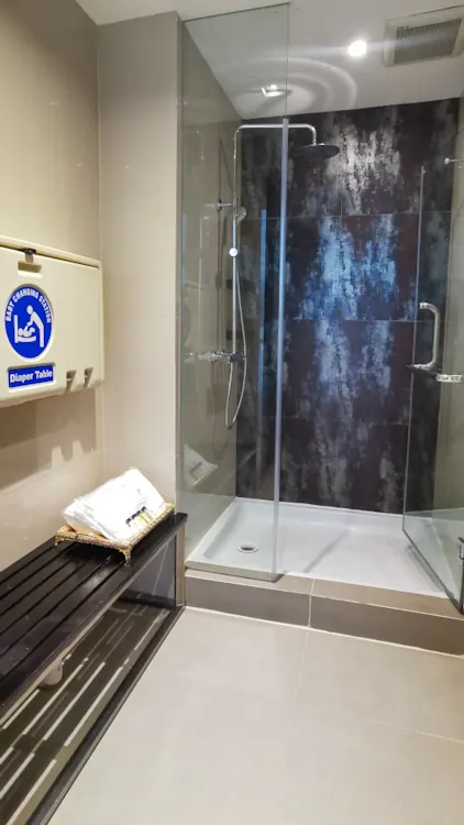 Oman Air Lounge Bangkok - Shower